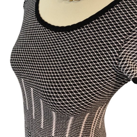 GABBY SKYE Knit Dress Sz M Fun Design Flirty Hem Stretchy - Picture 5 of 14